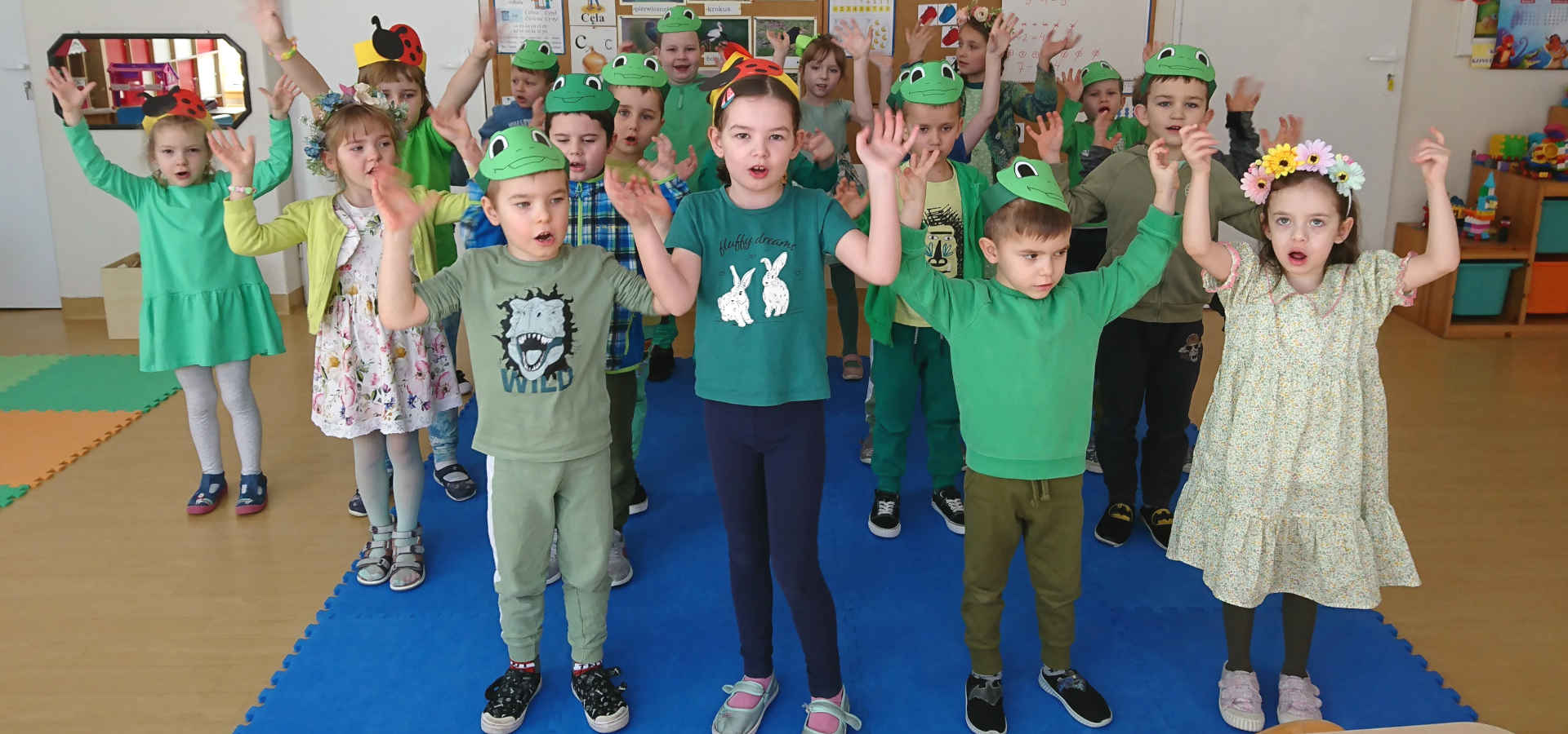 Dzieci przebrane w zielone żabki