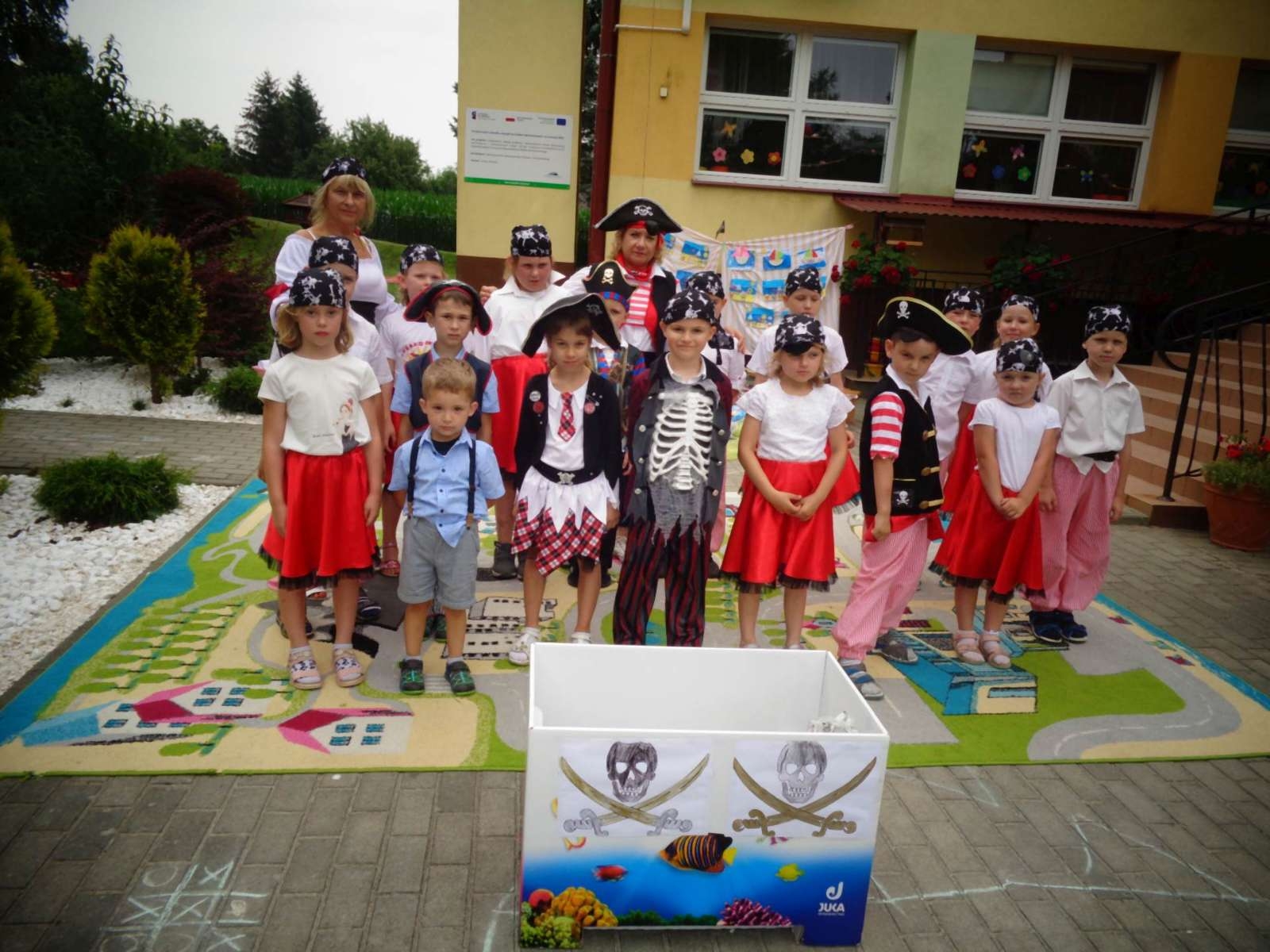 Zdjęcie grupowe przebranych przedszkolaków w stroje piratów