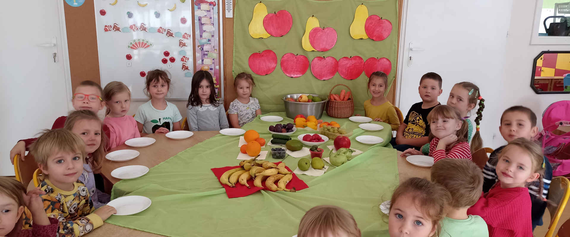 Dzieci z owocami