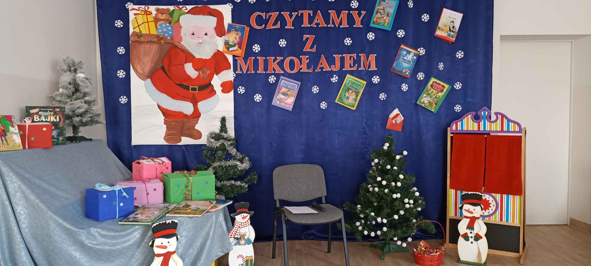 Dekoracja akcji czytania z Mikołajem