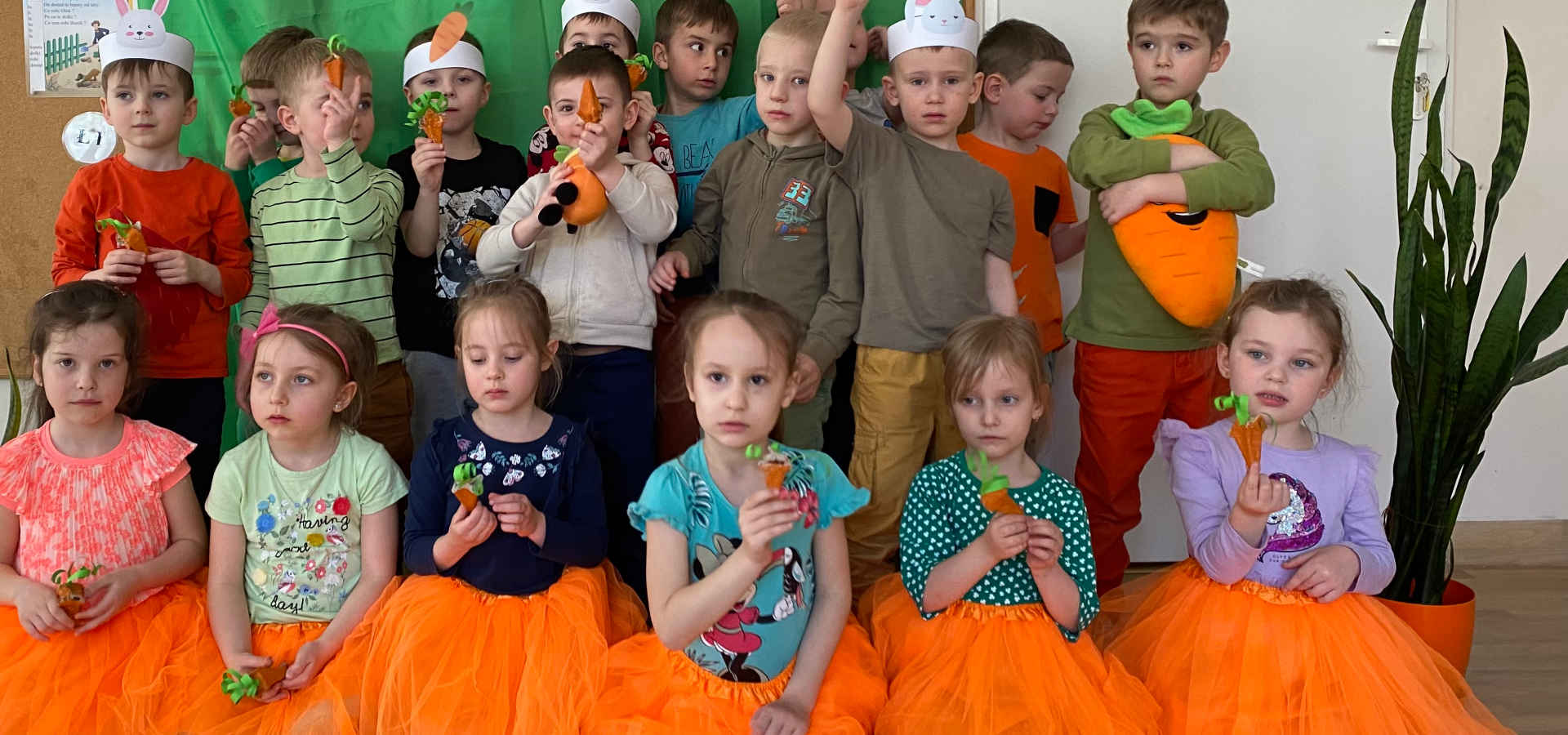Dzieci w strojach w kolorze marchewkowym