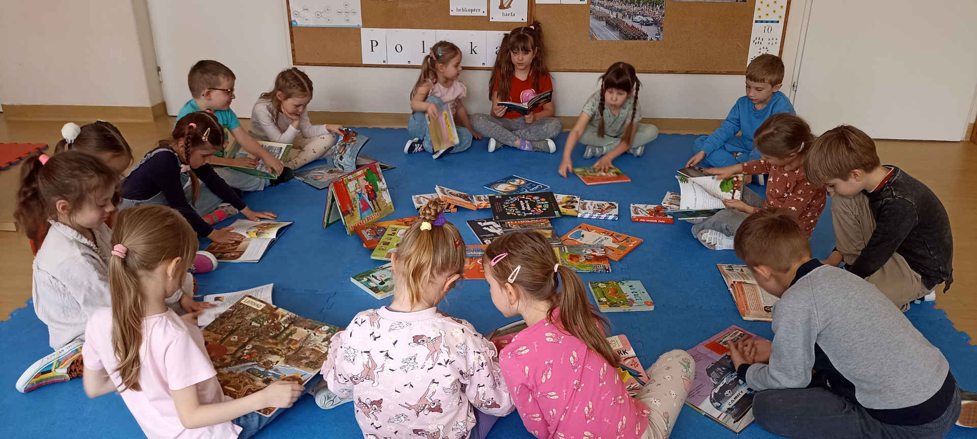 Dzieci siedzą na podłodze z książkami