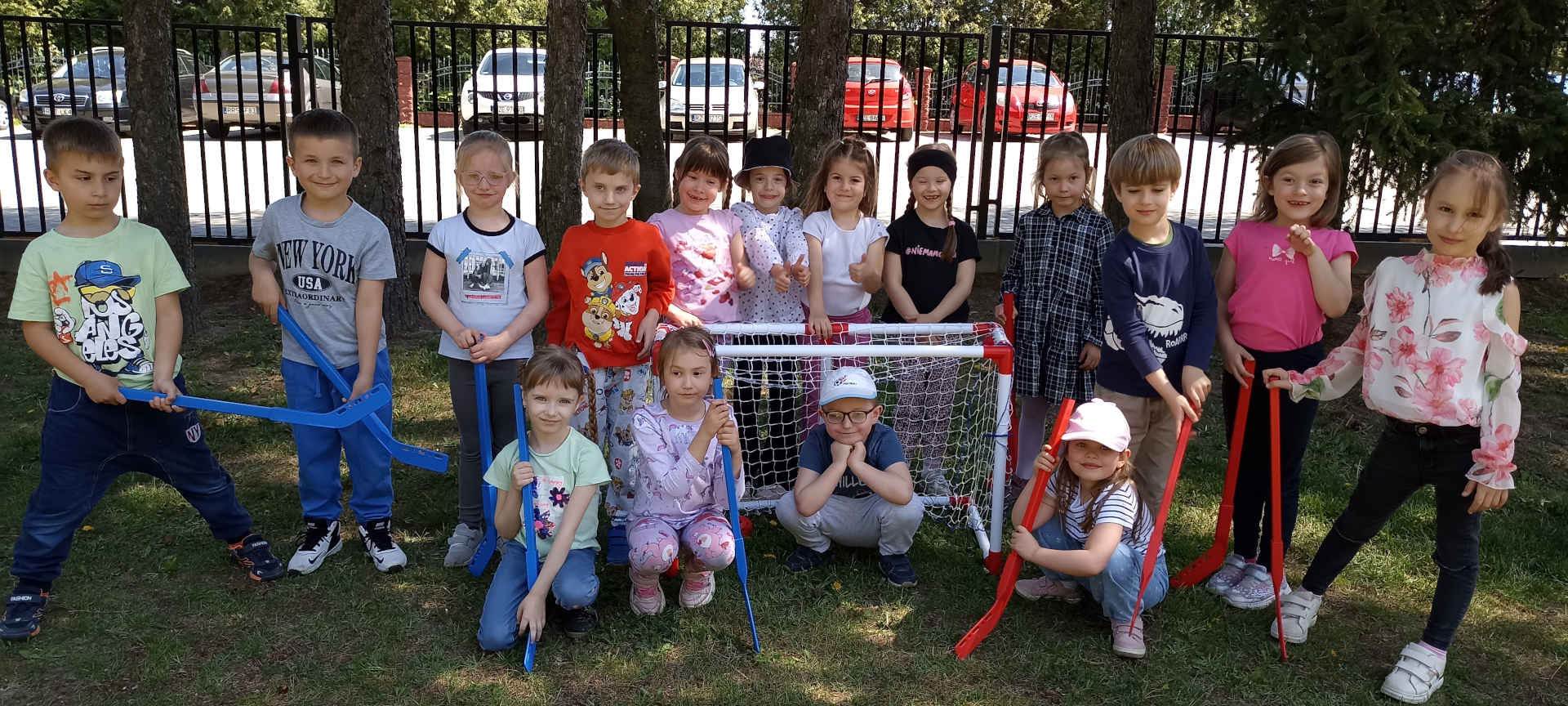 Dzieci na placu przedszkolnym podczas zajęć sportowych