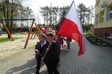 Chłopcy z flagą biało-czerwoną
