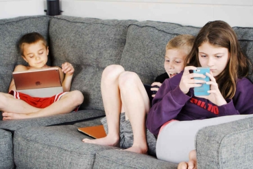 Dzieci ze smartfonami i tabletem