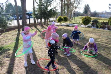 Dzieci bawią się z kółkami hula hop