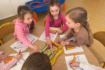 Dzieci podczas prac plastycznych