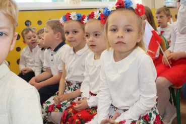 Dziewczynki z strojach w narodowych kolorach
