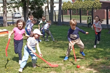 Dzieci na placu przedszkolnym podczas zajęć sportowych