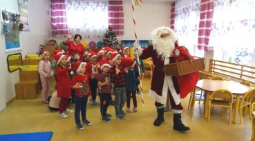 Święty Mikołaj wraz z dziećmi przedszkolnymi