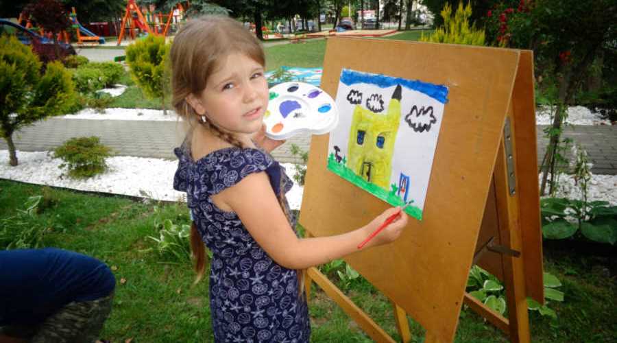 Dziewczynka maluje szkołę