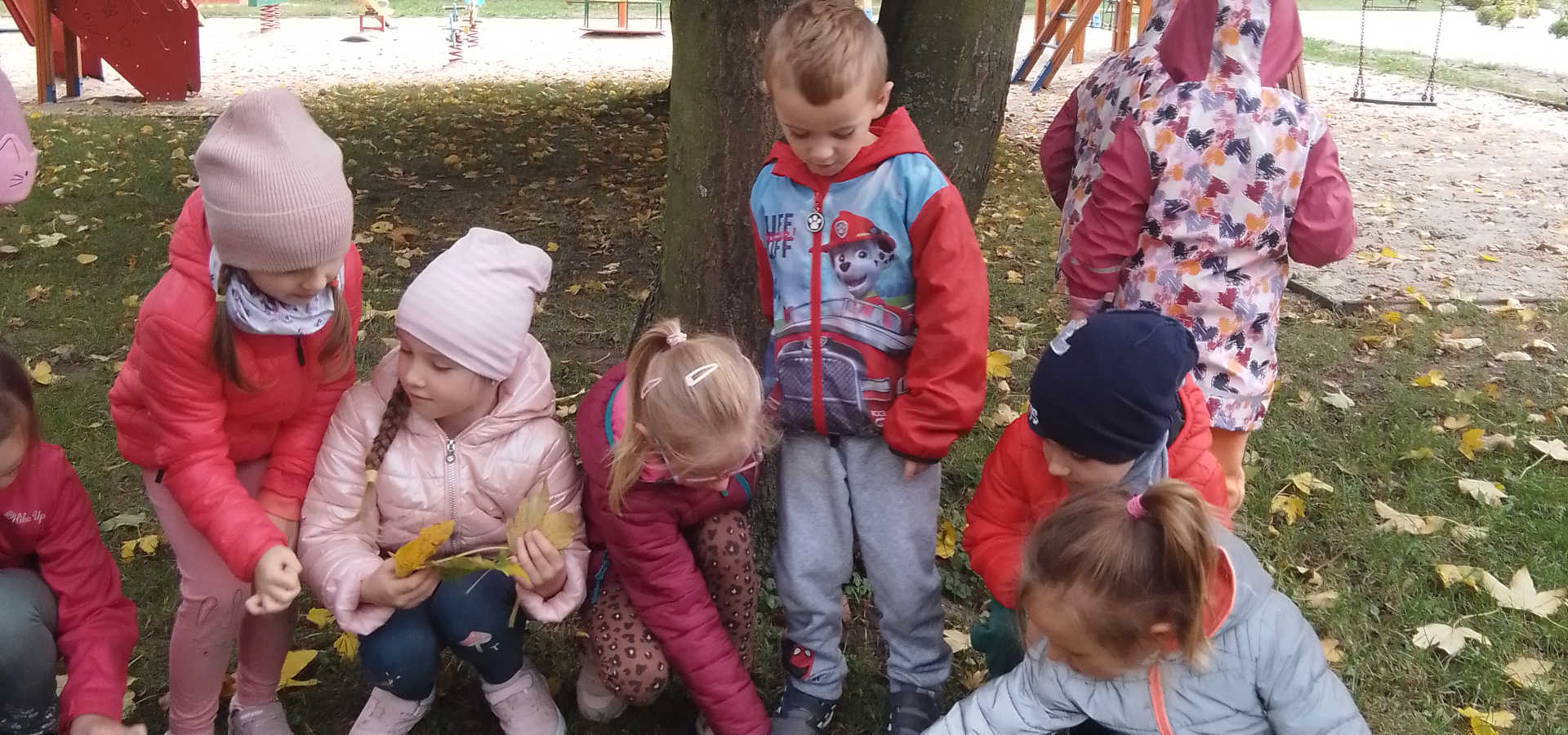 Dzieci na jesiennym placu zabaw
