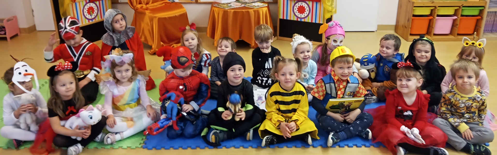 Zdjęcie grupowe przedszkolnych superbohaterów