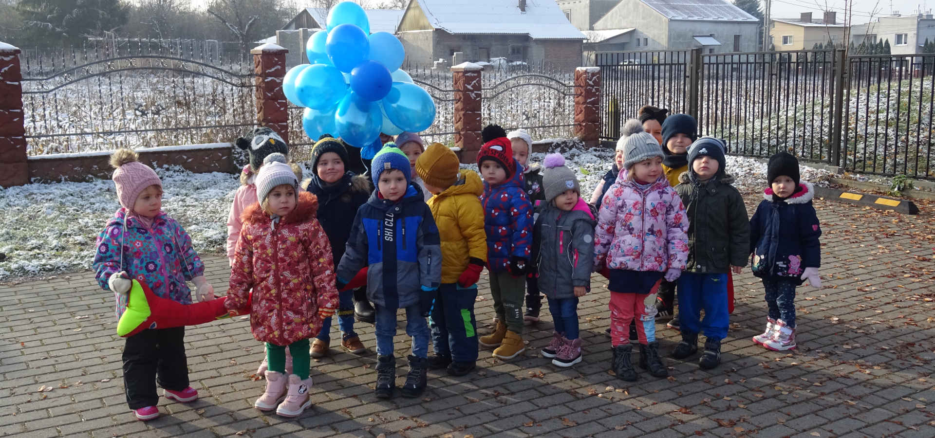 Dzieci z niebieskimi balonami