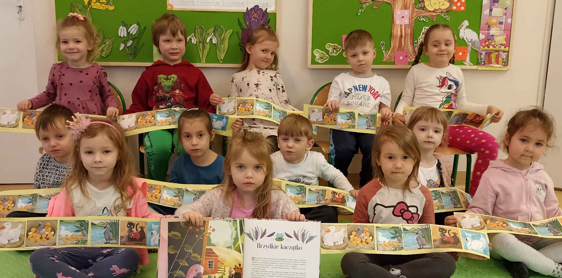 Dzieci z książką o brzydkim kaczątku