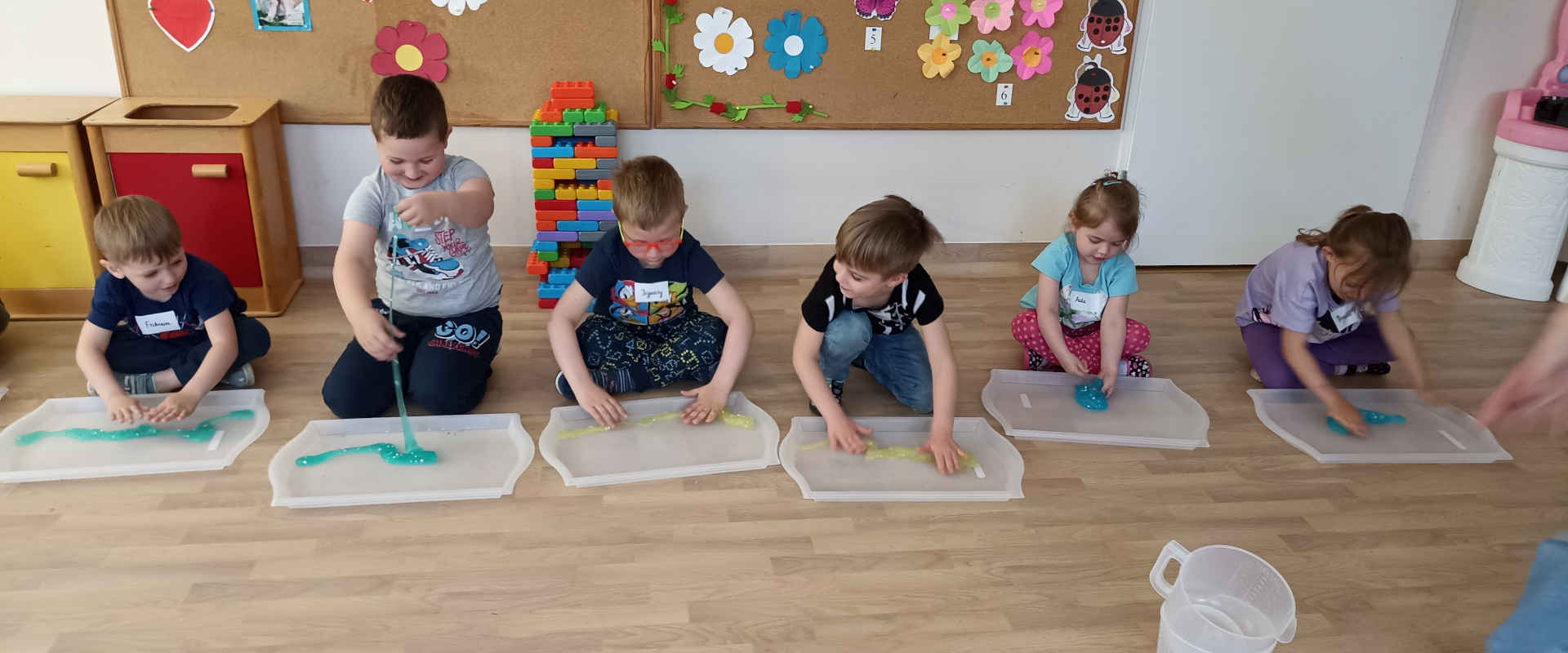 Dzieci podczas zajęć sensorycznych