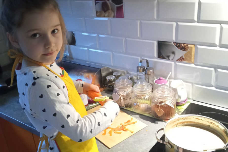 Dziewczynka robi zupę pomidorową