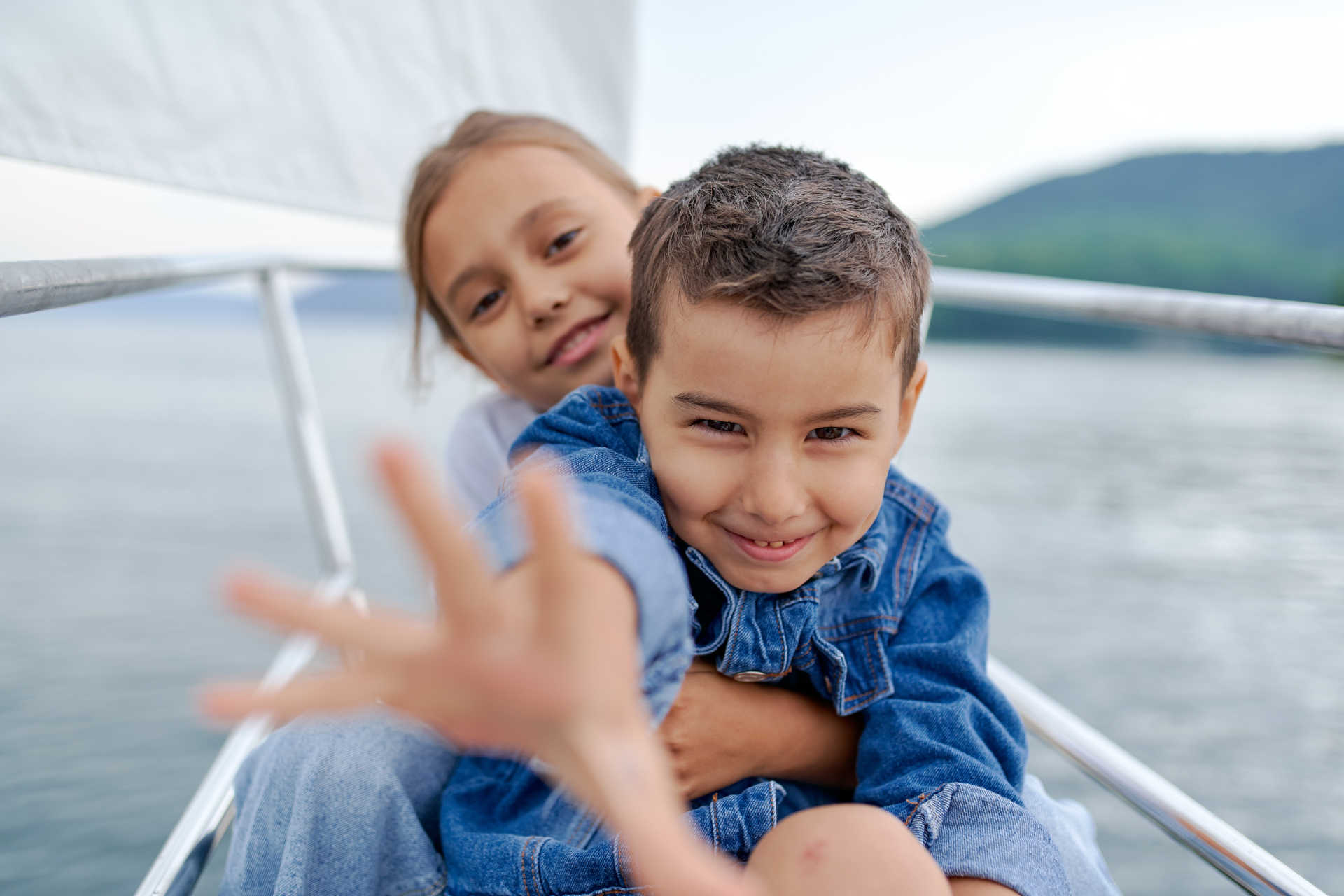 Chłopiec i dziewczynka płyną łódką